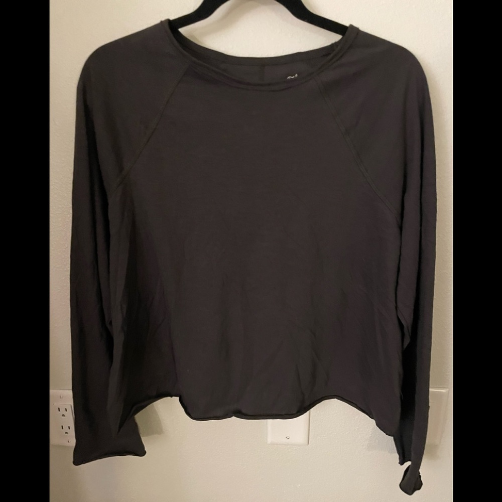 Universal Thread Women’s long sleeved cropped T-shirt Size M Charcoal